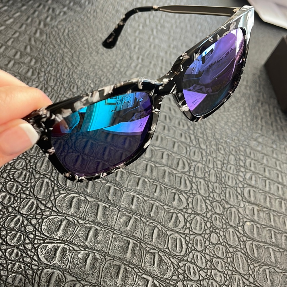 DIFF EYEWEAR MIRRORED  BELLA POLARIZED BW BU10P Bluish-Purple Tint Sense
